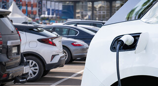 Ladestationen und Parkplätze für Elektrofahrzeuge