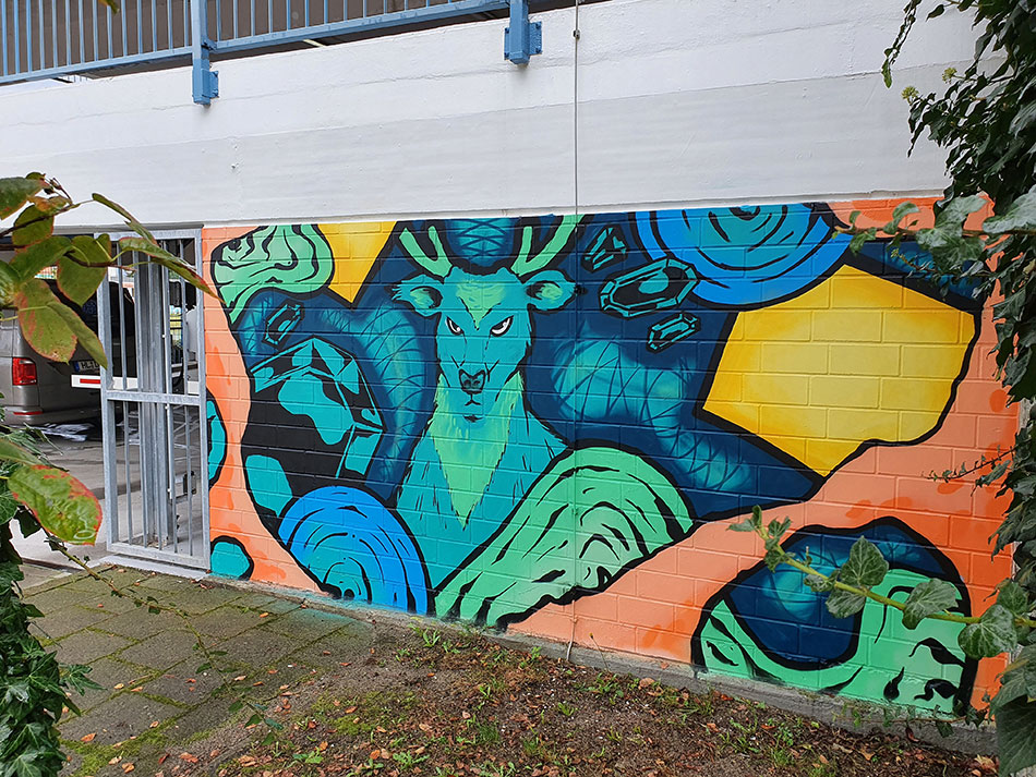 Graffiti Künstler gestalten Wände am Burgtor Parkhaus